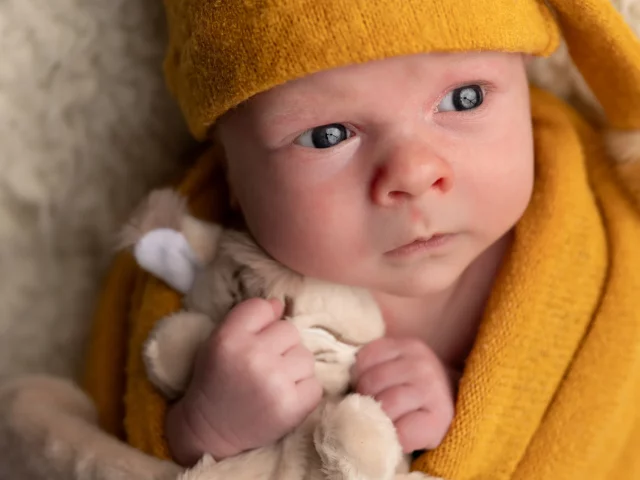 Bébé éveillé pendant une séance photo naissance : un problème ?