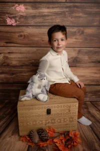 enfant assis sur tabouret studio photo Lyon