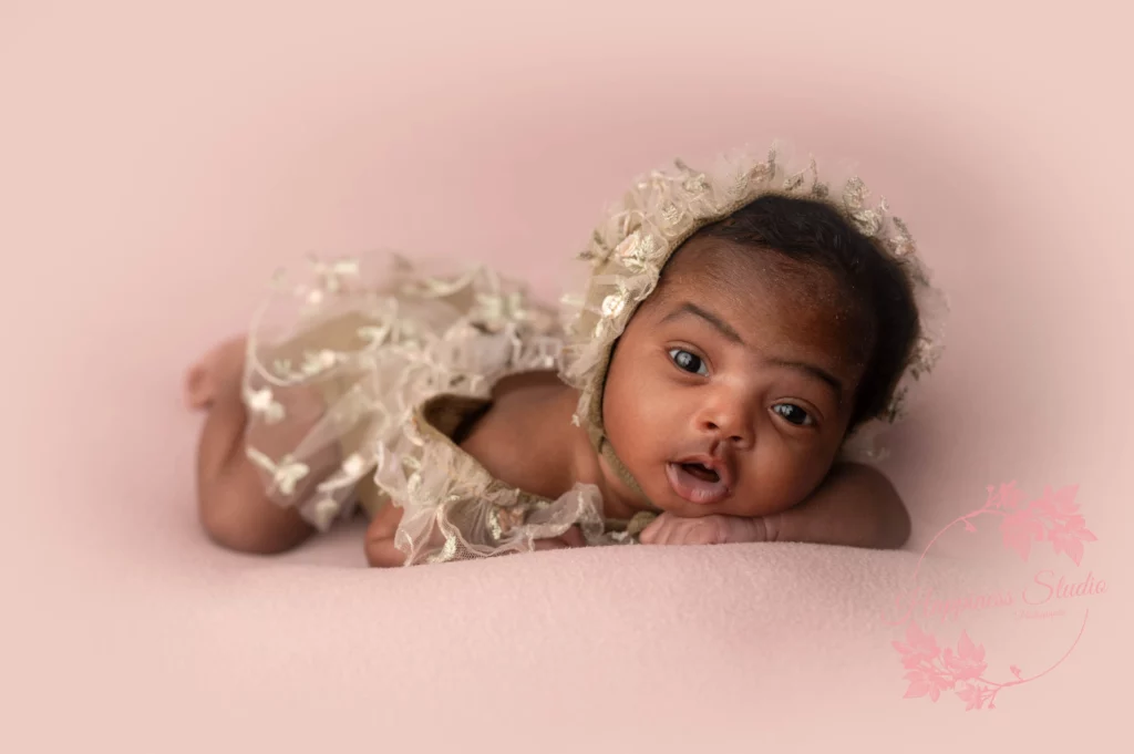 Bébé éveillé regardant l’objectif pendant sa séance photo naissance à Lyon