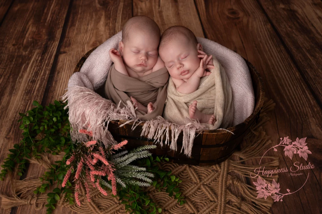Nouveau-né installé en newborn posing pendant une séance naissance à Lyon