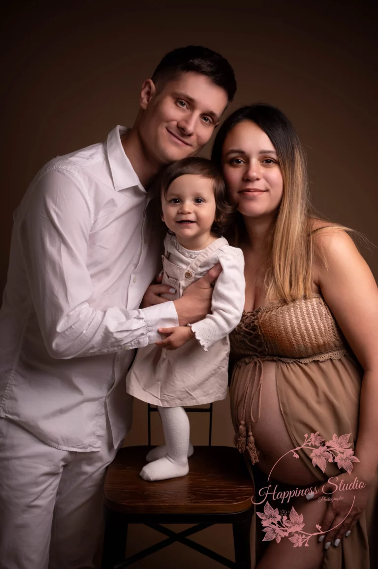 Séance photo grossesse en famille avec les futurs parents et leur enfant