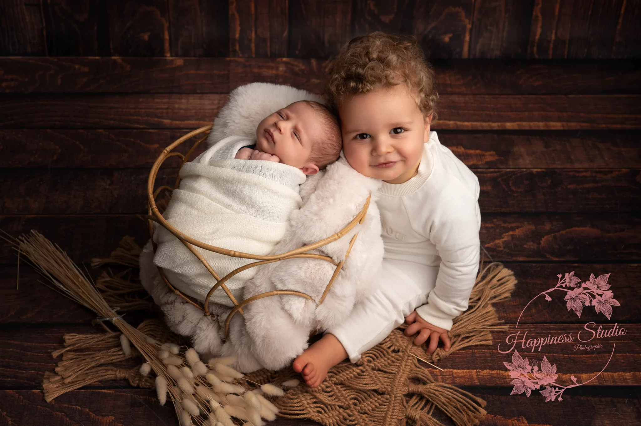 Nouveau-né photographié avec son grand frère lors d’une séance naissance à Lyon