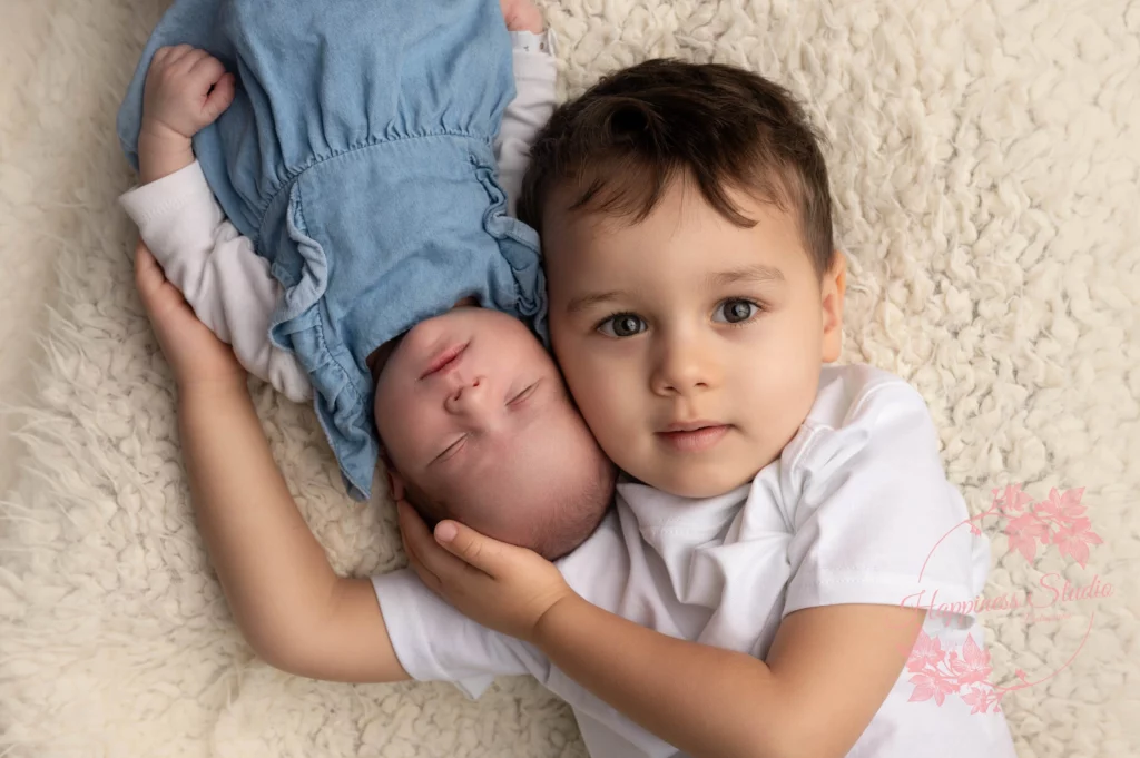 Nouveau-né photographié avec son aîné pendant une séance naissance à Lyon