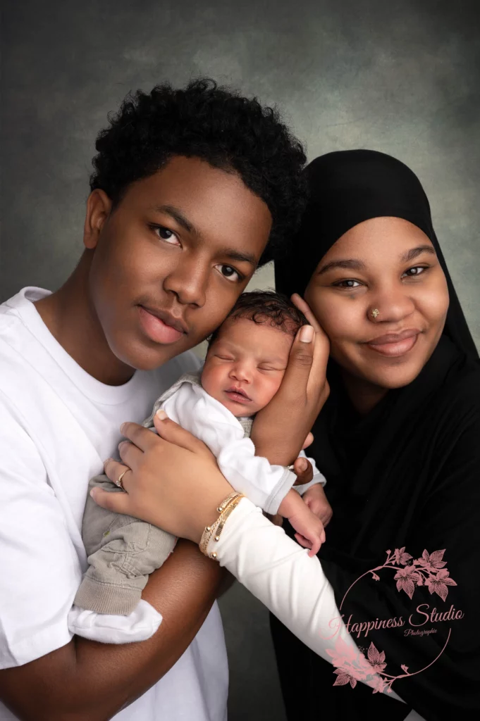 Portrait de famille avec bébé réalisé au studio près de Lyon