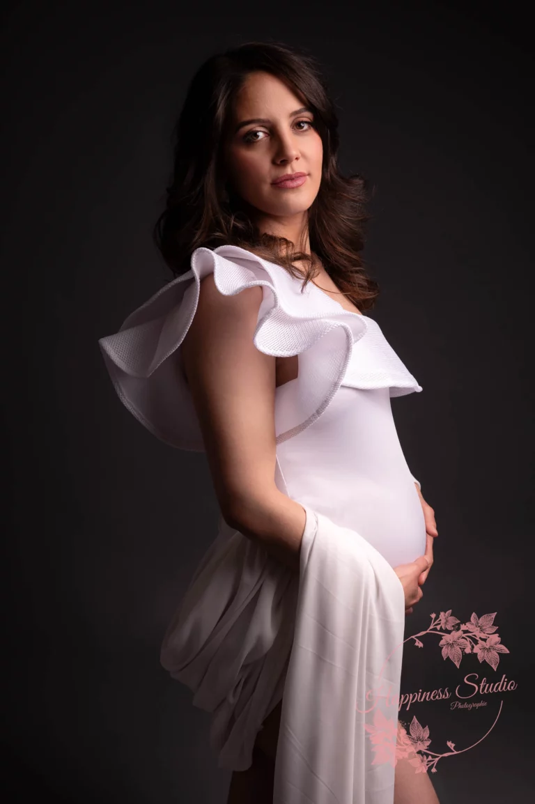 Portrait élégant d’une future maman en studio à Lyon