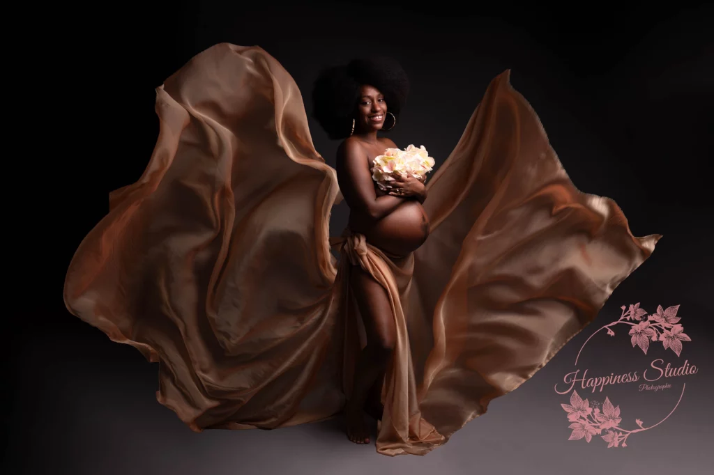 Portrait artistique de grossesse avec voilage au studio Happiness Studio