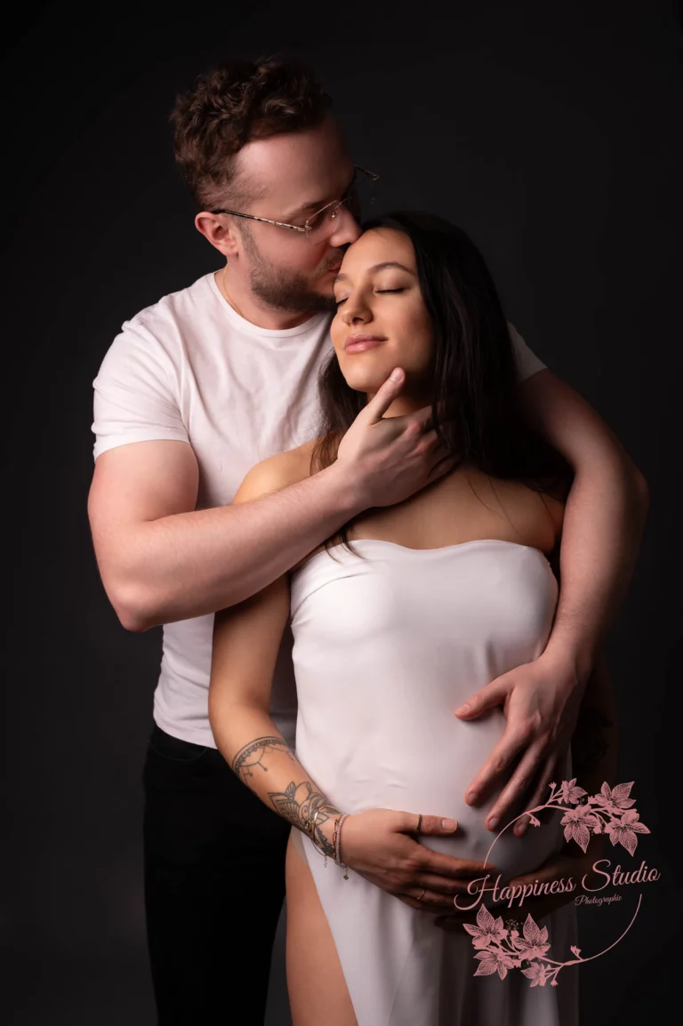 Portrait tendre de futurs parents pendant une séance grossesse
