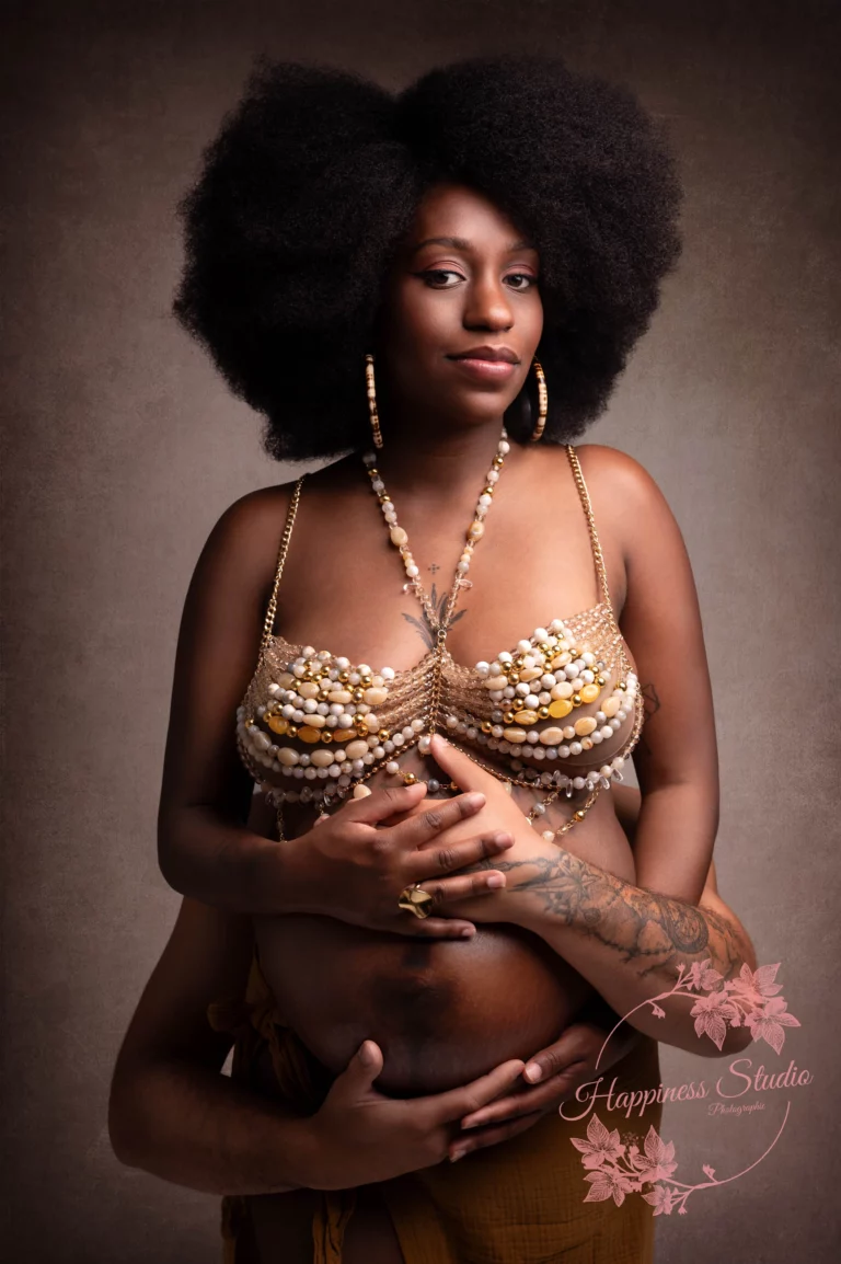 Portrait élégant d’une future maman lors de sa séance grossesse