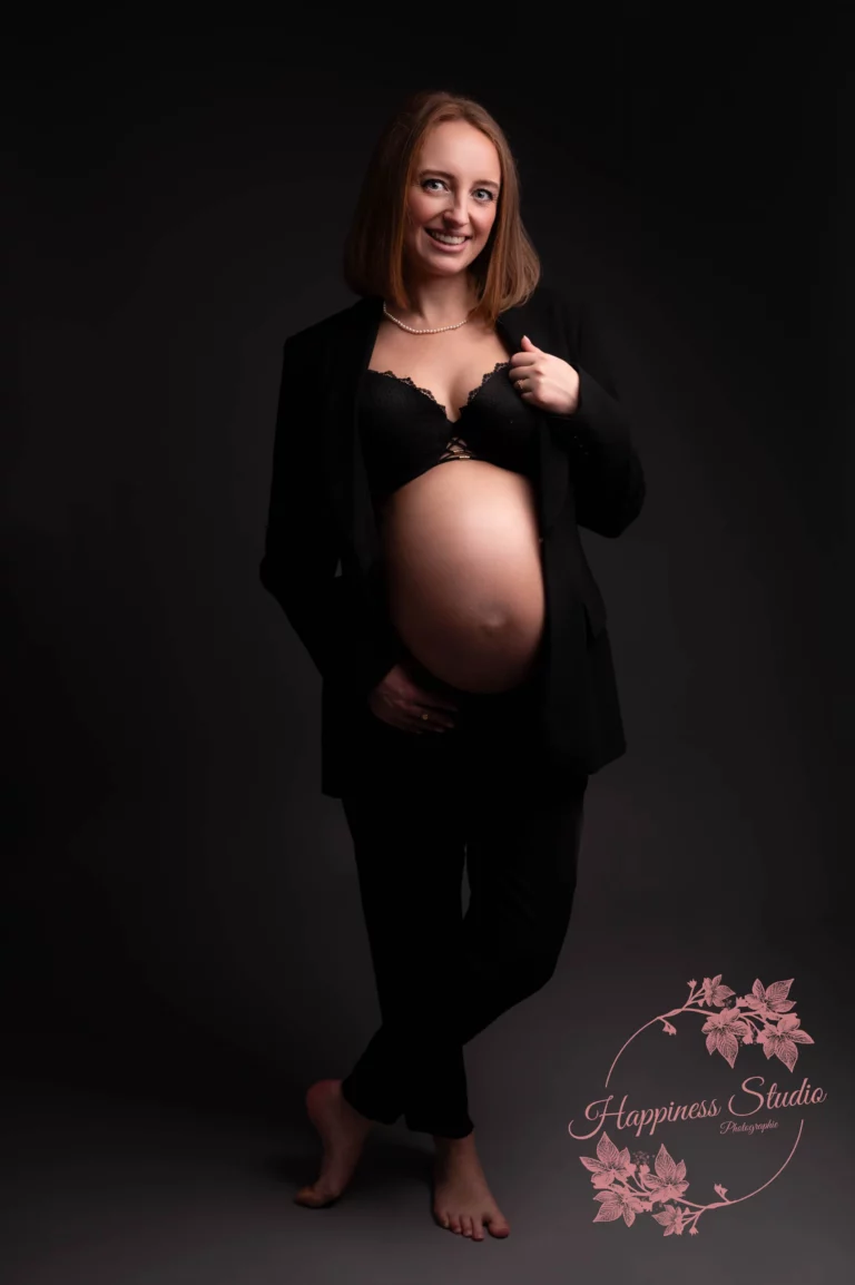 Future maman en tenue noire lors d’une séance grossesse en studio près de Lyon
