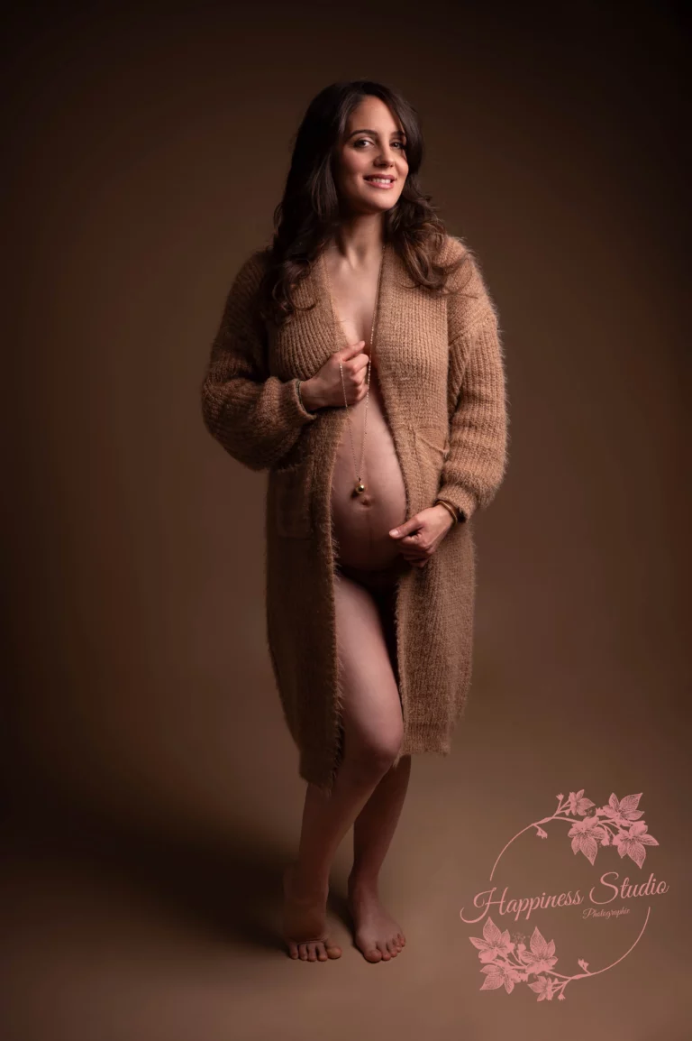 Portrait de maternité réalisé au studio Happiness Studio près de Lyon