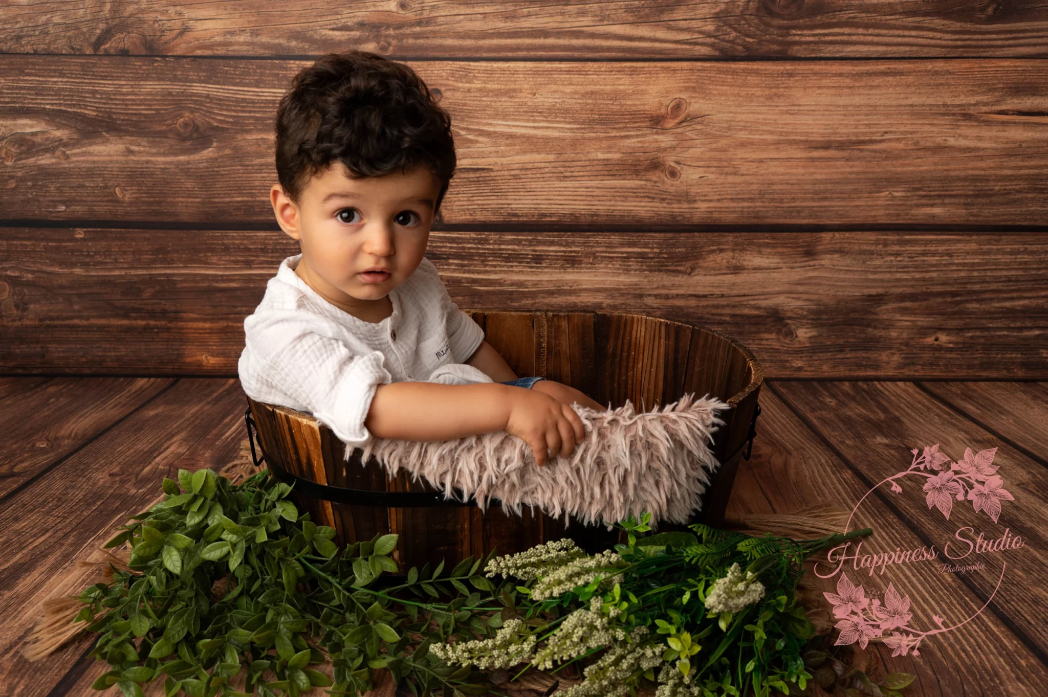 Bébé assis dans un décor en bois lors d’une séance photo à Lyon