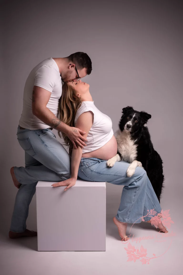 Couple photographié en studio pendant une séance grossesse à Lyon avec leur chien