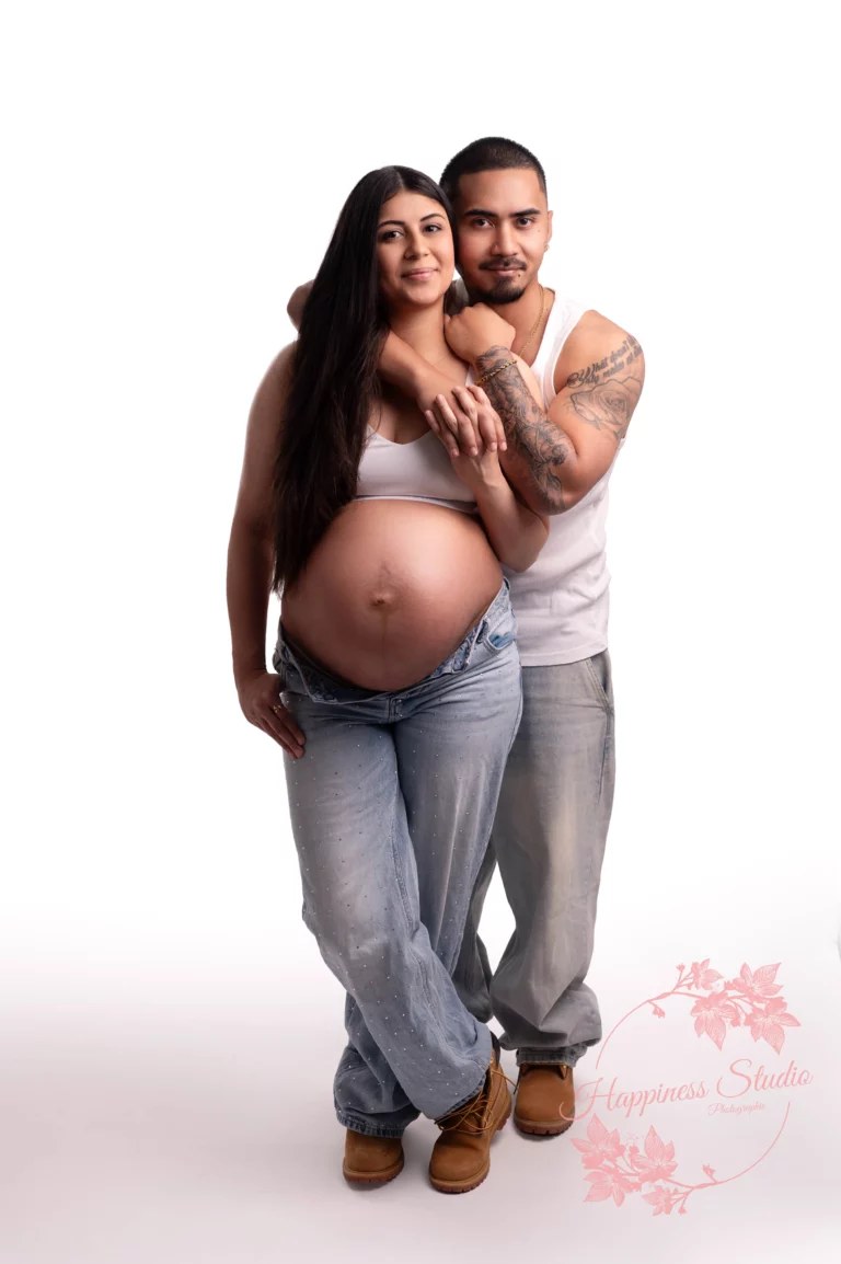 Futurs parents t pendant une séance grossesse en famille