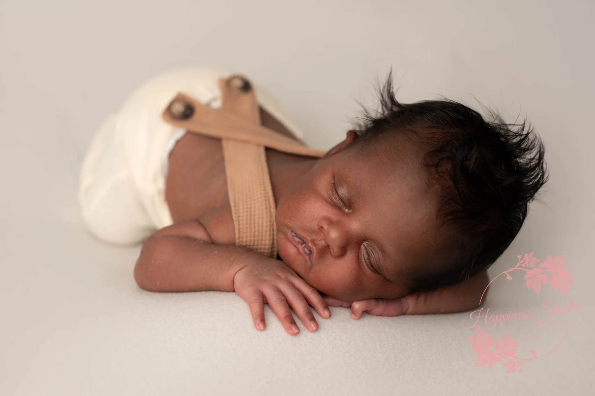 Nouveau-né endormi lors d’une séance photo naissance en studio à Lyon