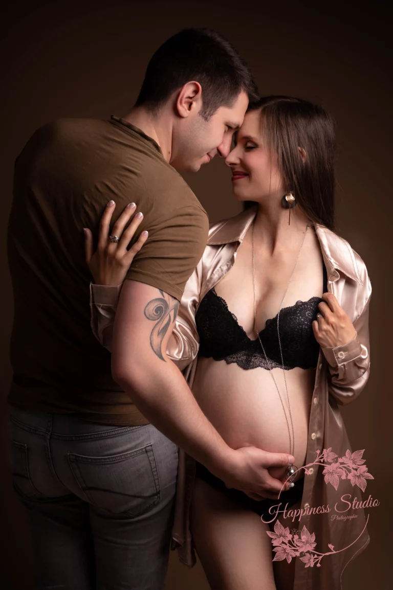 Futurs parents lors d’une séance photo grossesse en couple à Lyon