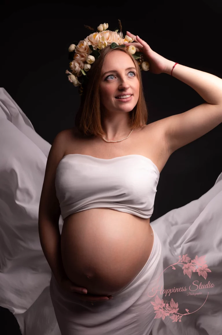 Future maman avec voilage lors d’une séance photo grossesse en studio à Lyon