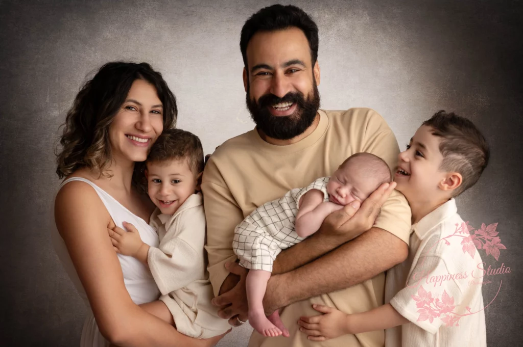 Parents avec leur nouveau-né lors d’une séance photo naissance en famille à Lyon
