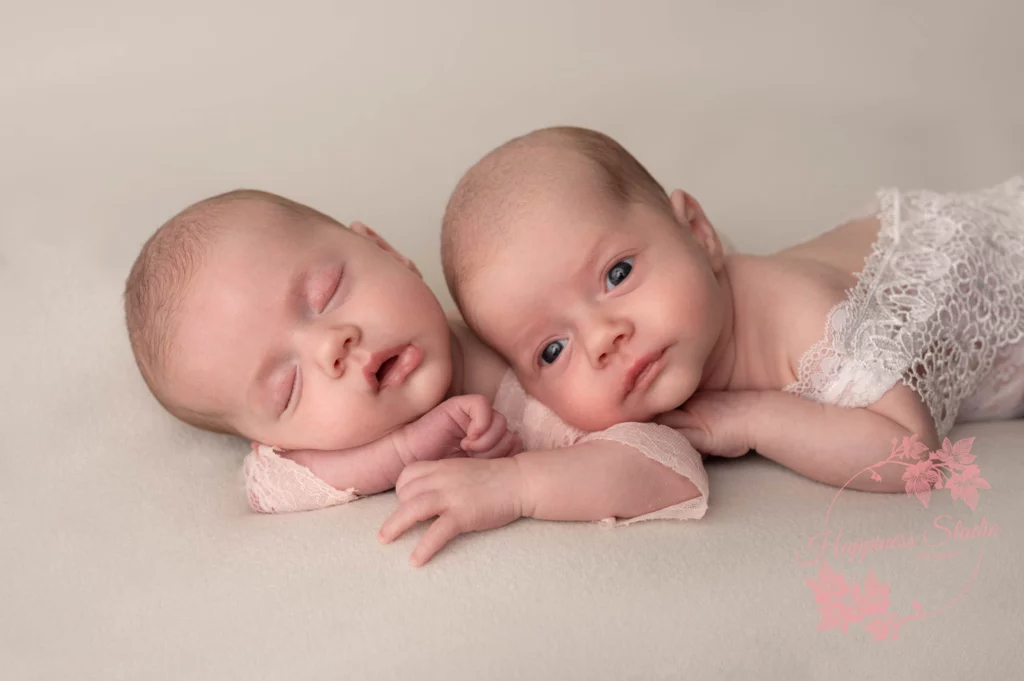 Jumeaux endormis ensemble lors de leur séance photo naissance à Lyon