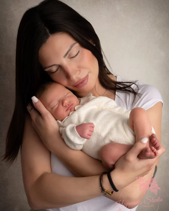 Est ce que je réalise des photos avec papa et maman pendant ta séance naissance?
Evidemment😍 
🤍Photographe spécialiste photo de naissance🤍
📷 nouveau-né - grossesse - enfants -famille.
INFOS ET RESERVATIONS : https://www.happiness-studio-photographie.fr