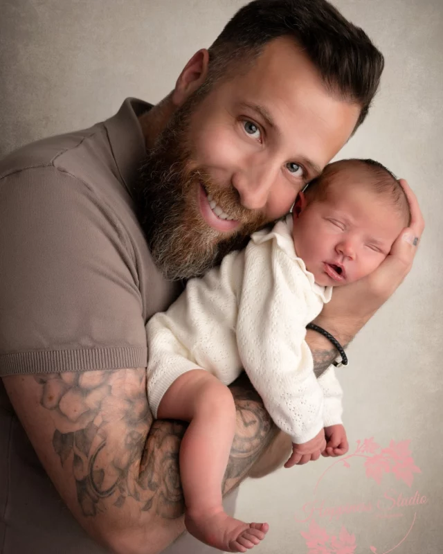 Les papas font également des photos pendants la séance photo. Oui oui messieurs vous n'y echapperez pas!😅
🤍Photographe spécialiste photo de naissance🤍
📷 nouveau-né - grossesse - enfants -famille.
INFOS ET RESERVATIONS : https://www.happiness-studio-photographie.fr
