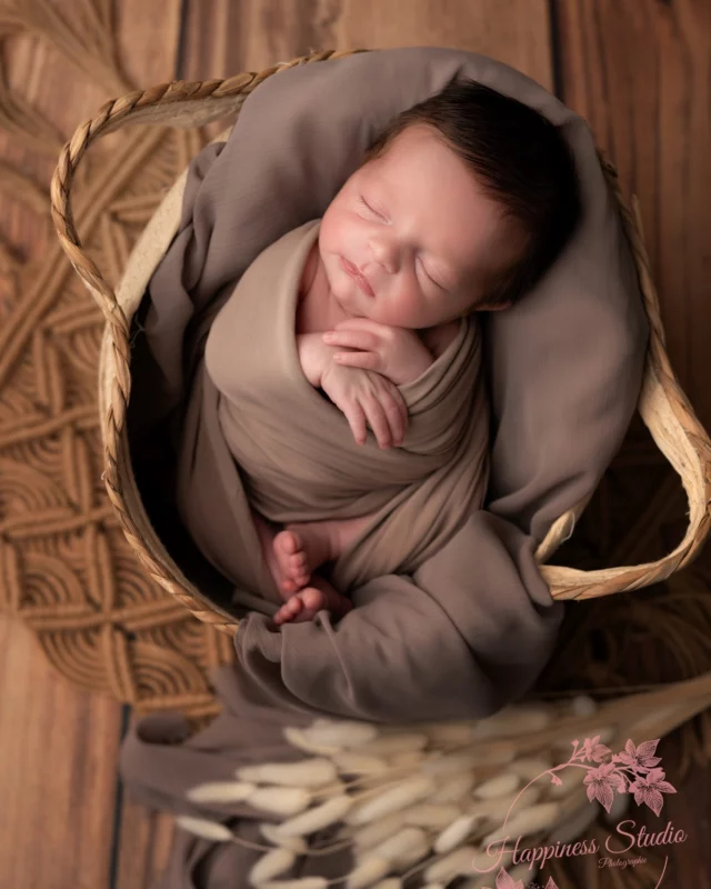 ✨ Bienvenue au monde, petit trésor ✨
Un moment de pure tendresse capturé dans un cocon de douceur.
Chez Happiness Studio, chaque détail compte pour créer des souvenirs uniques et intemporels 🤍
📍 Séance naissance à Lyon
📸 Réservation via le lien en bio
#photonaissance #photographebébé #studioLyon #souvenirsprécieux #newbornphotography #happinessstudio