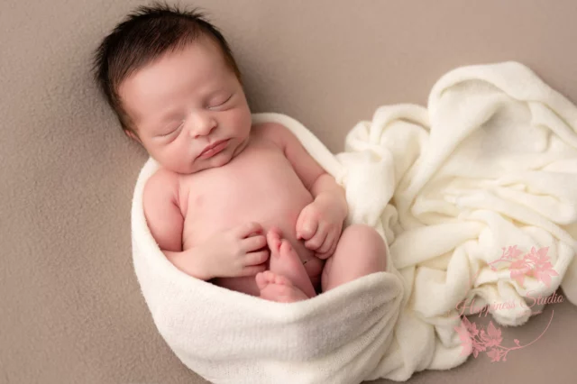 Dans le silence d’un souffle naît un monde entier... 🌙
Petit cœur endormi, déjà tant de douceur à offrir.
Chaque pli, chaque frisson, chaque battement…
Un miracle lové dans ma lumière.
Bienvenue, petit ange 🤍
Chez Happiness Studio, nous capturons l’éternité en un instant.
#PhotographiePoétique #NaissanceÉmouvante #SéanceNaissance #PhotographeNaissanceLyon #InstantMagique #BébéRêveur #HappinessStudio #SouvenirsPourLaVie