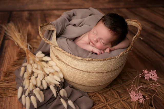 ✨ Tout juste arrivé(e), et déjà tant de douceur dans ce monde…
Blotti(e) dans un cocon de tendresse, ce petit trésor nous rappelle que les plus belles histoires commencent souvent dans le silence d’un sommeil paisible.
🌾 Bienvenue à toi, petit cœur.
📸 @happinessstudio_lyon
#naissance #photonaissance #babyphotography #lyonmaman #studionaissance #photographebébé #souvenirsprécieux #photographebebelyon #photographenaissancelyon