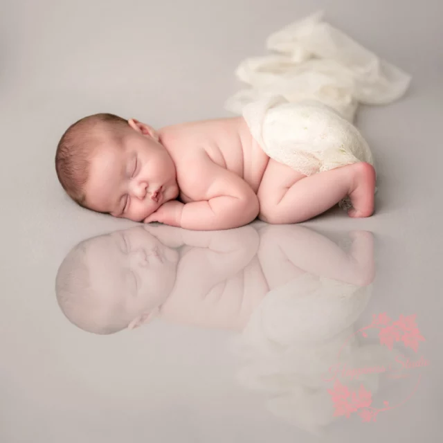 Un reflet d’amour pur 
Comme un doux écho, son reflet nous murmure combien ces premiers instants sont précieux.
Deux fois plus de tendresse, une seule et unique magie ✨
🤍Photographe spécialiste photo de naissance🤍
📷 nouveau-né - grossesse - enfants -famille.
INFOS ET RESERVATIONS : https://www.happiness-studio-photographie.fr
💗 Séances nouveau-né  à Lyon
📅 À réaliser idéalement entre 5 et 15 jours après la naissance
📥 Réservez dès maintenant pour ne rien oublier de ces tout débuts
#refletdamour #photographebebeLyon #nouveaune #photobebeartistique #happinessstudio #souvenirspourlavie #reflet #photographeenfant #photographenaissance #photographenaissancelyon #photographebebe #photographebebelyon