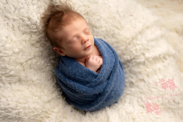 Et voila sa petite surprise! À peine arrivé et déjà une coiffure signature 🥰 Sa petite mèche en bataille me fait fondre… Comme un doux rappel que même tout petit, on a déjà notre personnalité. Et ici, elle commence par une touche de style au sommet de la tête 
🤍Photographe spécialiste photo de naissance🤍
📷 nouveau-né - grossesse - enfants -famille.
INFOS ET RESERVATIONS : https://www.happiness-studio-photographie.fr
#InstantMagique #shootingbebelyon #shootingnaissancelyon
#nouveaune #photobebeartistique #happinessstudio #souvenirspourlavie #photographeenfant #photographenaissance #photographenaissancelyon #photographebebe #photographebebelyon
#PetiteMèche #BébéChic #HappinessStudio"