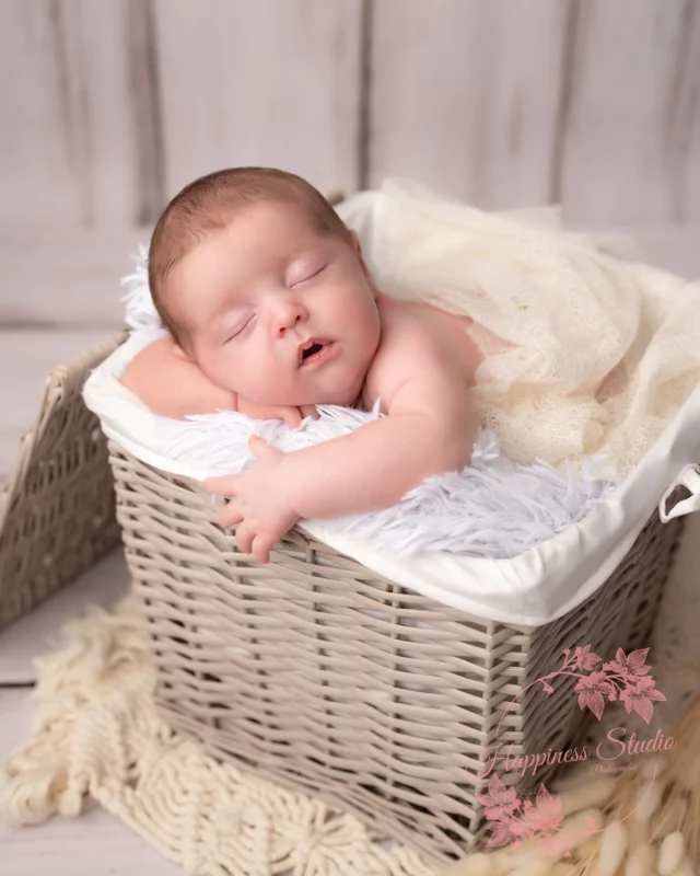 Petite pause dans un monde de douceur… 💫🧺 Ce trésor a trouvé le plus moelleux des cocons pour faire de jolis rêves.
🤍Photographe spécialiste photo de naissance🤍
📷 nouveau-né - grossesse - enfants -famille.
INFOS ET RESERVATIONS : https://www.happiness-studio-photographie.fr
#InstantMagique #BébéD’amour #HappinessStudio"
#nouveaune #photobebeartistique #happinessstudio #souvenirspourlavie #reflet #photographeenfant #photographenaissance #photographenaissancelyon #photographebebe #photographebebelyon