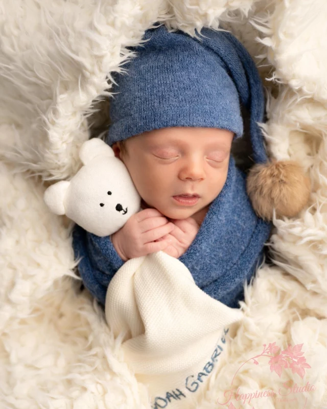 Doux comme un nuage, paisible comme un rêve… Le petit Noah Gabriel s’est blotti dans son cocon de tendresse, emmitouflé dans ses premiers jours de vie. Un instant suspendu, une innocence pure, un regard fermé sur le monde mais déjà tant d’amour autour de lui 💙🐻
🤍Photographe spécialiste photo de naissance🤍
📷 nouveau-né - grossesse - enfants -famille.
INFOS ET RESERVATIONS : https://www.happiness-studio-photographie.fr
#InstantMagique #shootingbebelyon #shootingnaissancelyon
#nouveaune #photobebeartistique #happinessstudio #souvenirspourlavie #photographeenfant #photographenaissance #photographenaissancelyon #photographebebe #photographebebelyon
#PetiteMèche #BébéChic #HappinessStudio"
