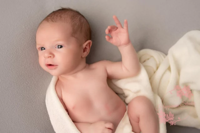 Première séance photo et déjà je fais le signe OK comme un pro de la plongée 🤿
Pas de panique, tout roule dans le monde des biberons et des siestes ! 👌😎
🤍Photographe spécialiste photo de naissance🤍
📷 nouveau-né - grossesse - enfants -famille.
INFOS ET RESERVATIONS : https://www.happiness-studio-photographie.fr
#InstantMagique #shootingbebelyon #shootingnaissancelyon
#nouveaune #photobebeartistique #happinessstudio #souvenirspourlavie #photographeenfant #photographenaissance #photographenaissancelyon #photographebebe #photographebebelyon
#PetiteMèche #BébéChic #HappinessStudio"