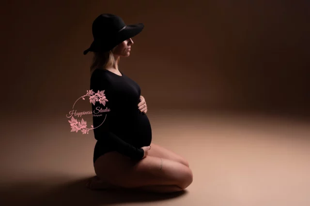 Un doux mélange de force et de fragilité.
Chaque courbe raconte une histoire, chaque souffle porte déjà un amour infini. Porter la vie, c’est à la fois une attente, un mystère et un cadeau précieux… Un moment suspendu, entre l’ombre et la lumière, où l’on se prépare à rencontrer la plus belle des merveilles. 
🤍Photographe spécialiste photo degrossesse🤍
📷 nouveau-né - grossesse - enfants -famille.
INFOS ET RESERVATIONS : https://www.happiness-studio-photographie.fr
#grossesse #femmeenceinte #momtobe #futuremaman #photogrossesse #pregnancyshoot #grossesseheureuse #ventrerond #photographelyon #photographegrossesse #babybump #souvenirsdematernité #pregnancyglow #grossesselyon #photographegrossesselyon #40sa #mumtobe2025 #maternite #viedemaman #maternityphotographer #mamanblogueuse #futuremaman2025 #bebe2025 #shootinggrossesse #seancephotogrossesse #mumlife #maternity #instamaman #photographelyonnaise #photographerhone