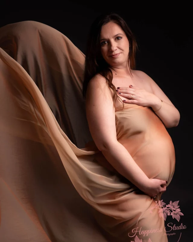 Un souffle, un mouvement… et le voile prend vie. 
Pendant la séance, ce tissu léger devient complice, il danse autour de la future maman comme pour sublimer chaque courbe, chaque émotion. Ce n’est pas seulement un accessoire, mais une façon de mettre en valeur toute la grâce et la puissance de ce moment unique : la maternité
🤍Photographe spécialiste photo degrossesse🤍
📷 nouveau-né - grossesse - enfants -famille.
INFOS ET RESERVATIONS : https://www.happiness-studio-photographie.fr
#photographegrossesselyon #40sa #mumtobe2025 #maternite #grossesse #femmeenceinte #babybump #viedemaman #photographelyon #photographegrossesse #mumtobe #maternityphotographer #mamanblogueuse #futuremaman2025 #bebe2025 #40weekspregnant #shootinggrossesse #seancephotogrossesse #mumlife #maternity #instamaman #photographelyon #photographelyonnaise #photographerhone