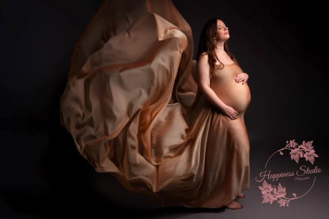 Une toile vivante où la lumière épouse les courbes de la maternité.
Chaque pli du tissu qui s’élève raconte une histoire, chaque souffle suspendu devient promesse…
La grossesse, c’est l’art de créer la plus belle des œuvres : la vie.
🤍Photographe spécialiste photo degrossesse🤍
📷 nouveau-né - grossesse - enfants -famille.
INFOS ET RESERVATIONS : https://www.happiness-studio-photographie.fr
#photographegrossesselyon #40sa #mumtobe2025 #maternite #grossesse #femmeenceinte #babybump #viedemaman #photographelyon #photographegrossesse #mumtobe #maternityphotographer #mamanblogueuse #futuremaman2025 #bebe2025 #40weekspregnant #shootinggrossesse #seancephotogrossesse #mumlife #maternity #instamaman #photographelyon #photographelyonnaise #photographerhone