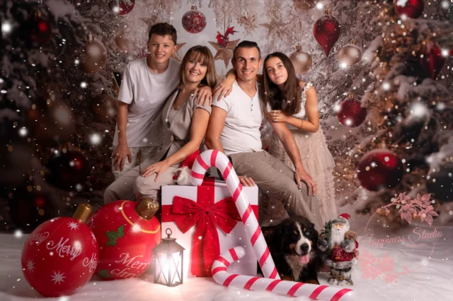 La magie de Noël s’invite au studio !
Venez vivre un moment féerique en famille, entre rires, câlins et sourires. Dans un décor chaleureux rempli de sapins enneigés, de guirlandes scintillantes et de touches de rouge éclatant, créez vos plus beaux souvenirs à offrir aux mamies ou à garder précieusement.
🎅 ATTENTION – PLACES LIMITÉES 🎅
📅 2 dates seulement :
👉 Samedi 1er novembre
👉 Dimanche 2 novembre
📍 Sur réservation uniquement – Home studio à Vaulx-en-Velin
⭐ 30 minutes de séance photo
⭐ 5 photos numériques HD incluses (à télécharger)
⭐ Parents + enfants (max. 3 enfants par séance)
➕ +15€ par enfant supplémentaire
💰 Prix : 100€
✨ Possibilité d’acheter des photos supplémentaires
contacte moi en mp si tu es interressé! il reste très peu de places.
#Lyon
#OnlyLyon
#PhotographeLyon
#PhotographieLyon
#PortraitLyon
#PhotographeFrance
#ArtVisuel
#StudioPhotos